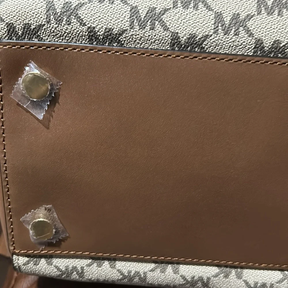 NWOT Michael Kors bag no signs of wear. Stickers are still on bottom.